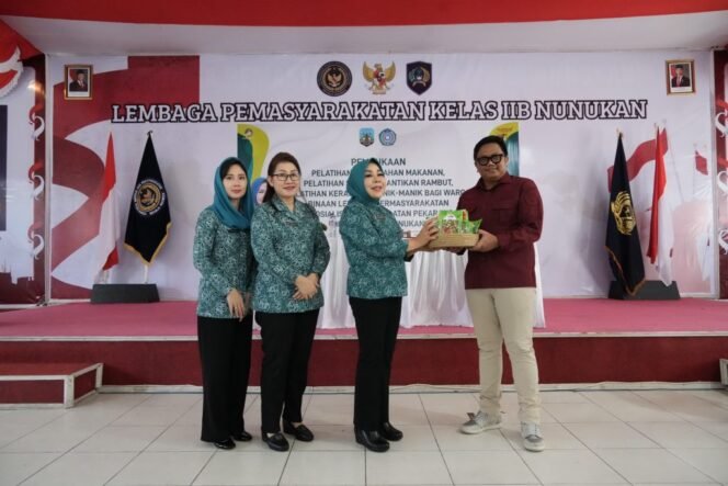
					Ketua TP-PKK Kaltara Hj. Rahmawati Zainal S.H., didampingi staf ahli Bidang I Kornie Serliany S.T., dan Ketua PKK Nunukan Andi Annisa Mutia Sabri mengadakan pelatihan keterampilan bagi 90 WBP di Lapas Kelas II Nunukan.  