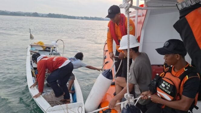 
					 Kantor Pencarian dan Pertolongan Balikpapan mengevakuasi tiga orang pemancing yang mengalami insiden kapal mati mesin di Perairan Sepinggan, Balikpapan, pada Rabu (21/5) dini hari.
