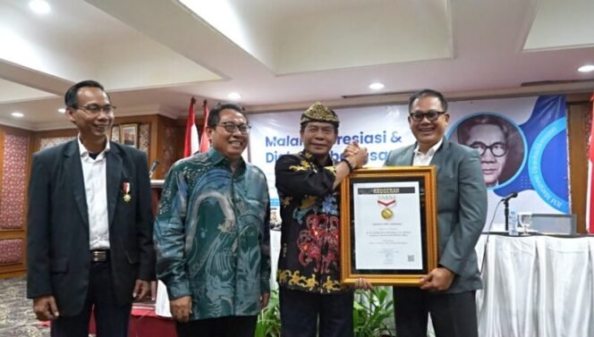
					SAHABAT PERS : Gubernur Kaltara, Dr. H. Zainal A. Paliwang, SH, M.Hum menerima penghargaan Anugerah Sahabat Pers dari SMSI di Hotel Jayakarta, Jakarta, Selasa (20/5).