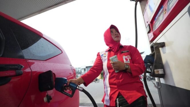 
					PT Pertamina Patra Niaga Regional Kalimantan terus berkomitmen meningkatkan kualitas pelayanan kepada masyarakat. Kali ini, perusahaan menghadirkan inisiatif baru dengan mempercepat jam operasional enam SPBU di wilayah Kalimantan, yang kini buka mulai pukul 05.00 WITA (26/05)