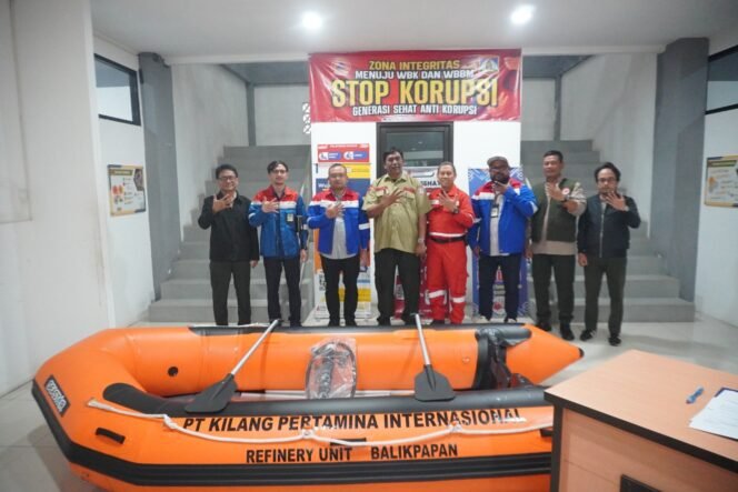 
					PT Kilang Pertamina Internasional (KPI) Unit Balikpapan melakukan penyerahan bantuan sarana dan prasarana kepada Badan Penanggulangan Bencana Daerah (BPBD) Kota Balikpapan