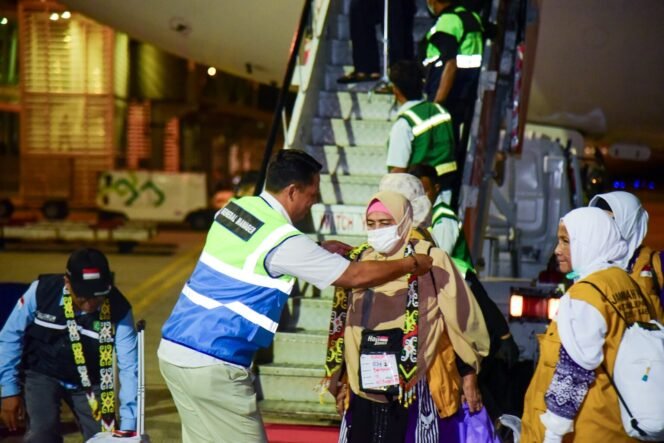 
					Salah satu jemaah yang sukses mendarat di Bandara Internasional Sultan Aji Muhammad Sulaiman (SAMS) Sepinggan pada Minggu malam (16/6) sekitar pukul 23.05 WITA. Foto: PT Angkasa Pura Indonesia