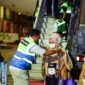 Salah satu jemaah yang sukses mendarat di Bandara Internasional Sultan Aji Muhammad Sulaiman (SAMS) Sepinggan pada Minggu malam (16/6) sekitar pukul 23.05 WITA. Foto: PT Angkasa Pura Indonesia