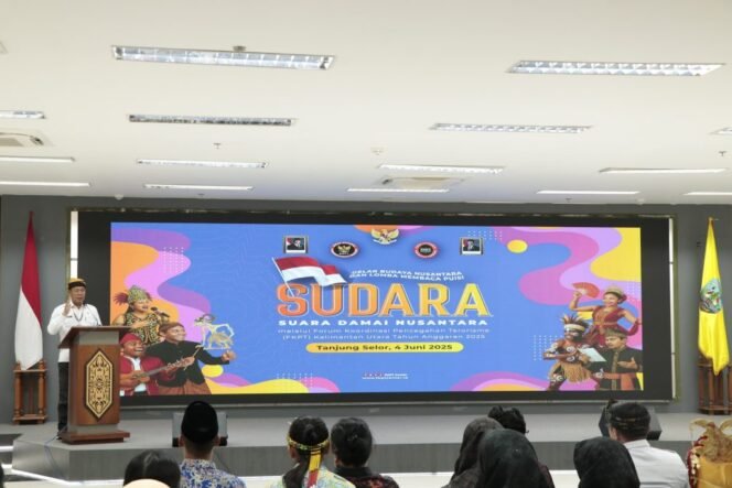 
					Gubernur Kalimantan Utara (Kaltara) dalam hal ini diwakili Asisten Bidang Pemerintahan dan Kesejahteraan Rakyat Setdaprov Kaltara, H. Datu Iqro Ramadhan, S.Sos., M.Si., membuka resmi Lomba Gelar Budaya dan Membaca Puisi, digelar di Gedung Gadis, Rabu (04/06/2025).