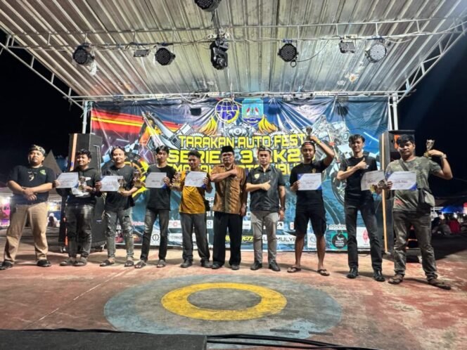 
					Mewakili Gubernur Kalimantan Utara (Kaltara), Penjabat (Pj.) Sekretaris Provinsi Kalimantan Utara (Kaltara), Dr. Bustan, S.E., M.Si., secara resmi menutup kegiatan Tarakan Auto Fest Series 3 2K25, yang digelar di Lapangan Bandara Juwata Tarakan, Sabtu (28/06/2025).