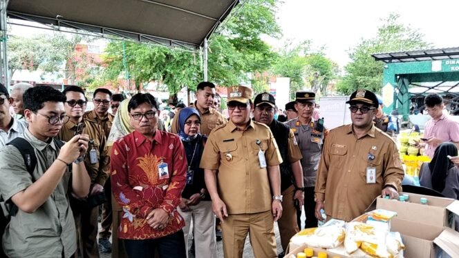 
					Pemerintah Kota Balikpapan melalui Dinas Perdagangan (Disdag) bekerja sama dengan Tim Pengendali Inflasi Daerah (TPID) menggelar pasar murah guna menjaga stabilitas harga serta membantu meringankan beban masyarakat menjelang Hari Raya Iduladha 1446 Hijriah, Selasa (3/6/2025).
