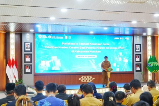 
					SOSIALISASI :Plt. Kepala Disnakertrans Kaltara, H. Asnawi, S.Sos., M.Si menghadiri kegiatan Sosialisasi dan Edukasi Keuangan serta Pelatihan Konten Kreator bagi Pekerja Migran Indonesia (PMI) bertempat di Aula Kantor Bupati Nunukan, Selasa (3/6). 
