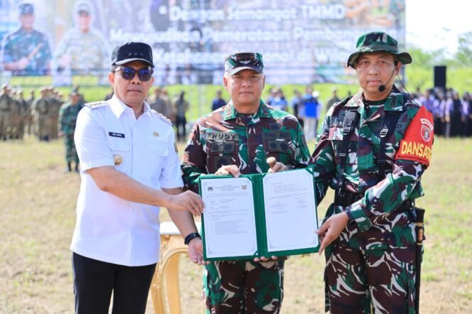 
					Pangdam VI/Mulawarman Tutup TMMD ke-124 TA 2025 di Samarinda, Tuntaskan Sejumlah Pembangunan Strategis dan Berikan Bantuan Sosial