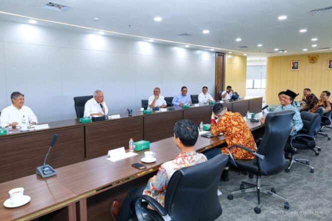 
					Rektor President University, Handa S. Abidin S.H., LL.M., Ph.D., bersama jajaran pimpinan kampus, melakukan kunjungan ke IKN pada Rabu (4/6/25).