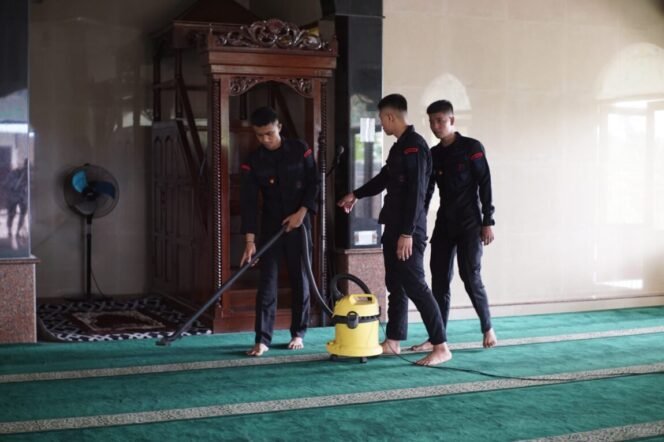 
					Sambut Hari Bhayangkara ke-79, Satbrimob Polda Kaltim dan Bhayangkari Bersihkan Masjid dan Gereja di Balikpapan
