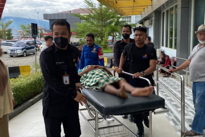 
					Respons Cepat Damkar Polman Bantu Warga Sakit yang Tidak Bisa Berjalan Menuju Rumah Sakit