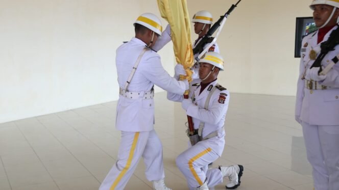 
					Kepolisian Daerah Kalimantan Utara hari ini menggelar upacara Pencucian Pataka Polda Kaltara “NGELIMUT MENGKA PEGUNA” yang khidmat di selasar Gedung B Mapolda Kaltara. Kegiatan ini merupakan bagian penting dalam rangkaian peringatan Hari Bhayangkara Ke-79. Rabu (18/06/2025)