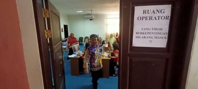 
					Kacab Disdikbud Provinsi Kaltara, Tarakan, Mustari meninjau langsung pelaksanaan SPMB di SMA Negeri 1 Kota Tarakan. Foto: Fokusborneo.com