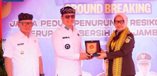 
					Kunjungan kerja Kepala Kejaksaan Tinggi (Kajati) Kalimantan Utara, Amiek Mulandari, S.H., M.H., dalam rangka program Jaksa Peduli Penurunan Risiko Stunting disambut Bupati Tana Tidung, Ibrahim Ali, Selasa (18/6/2025).
