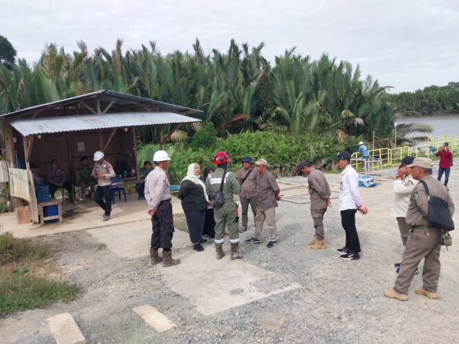 
					Pemerintah Kabupaten (Pemkab) Tana Tidung melalui Dinas Lingkungan Hidup melakukan pembinaan dan pengawasan terhadap perusahaan maupun pelaku usaha yang melakukan kegiatan di Wilayah Kabupaten Tana Tidung