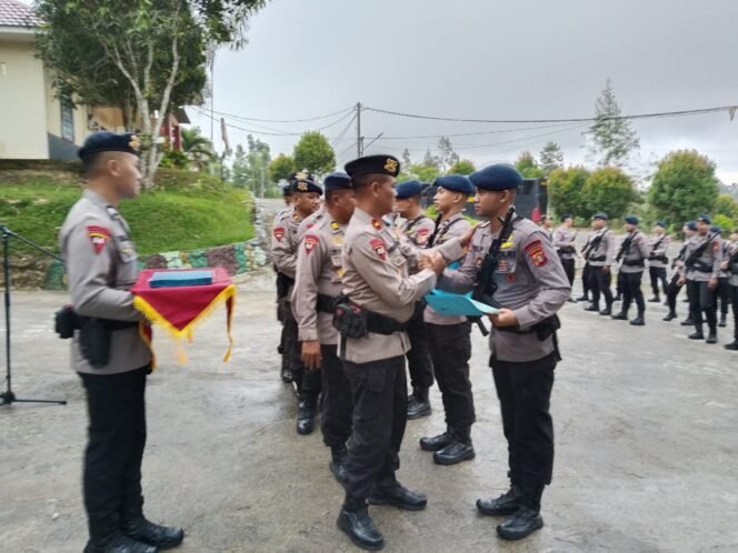
					Sebagai bentuk apresiasi atas prestasi gemilang yang ditorehkan anggotanya, Wakil Komandan Batalyon C Pelopor Satbrimob Polda Kaltim Kompol. Ahmad Supriyadi, S.H. secara resmi memberikan reward dan penghargaan kepada tim bola voli Wajracyena Batalyon C Pelopor yang telah berhasil meraih juara pertama dalam ajang Turnamen Bola Voli Kapolda Cup 2025.