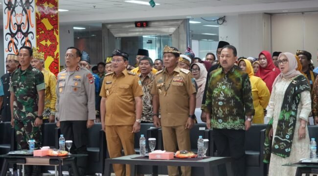 HALAL BIHALAL : Gubernur Kaltara, Dr. H. Zainal A. Paliwang, S.H., M.Hum., didampingi Wakil Gubernur Kaltara, Ingkong Ala, S.E., M.Si., hadir dalam kegiatan Halal Bihalal dan Silaturahmi Kerukunan Bubuhan Banjar Kalimantan Utara (KBB-KU) Tahun 2025, digelar di Gedung Gadis Lantai 1, Senin (23/6).