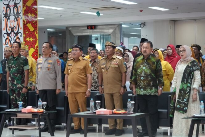 
					HALAL BIHALAL : Gubernur Kaltara, Dr. H. Zainal A. Paliwang, S.H., M.Hum., didampingi Wakil Gubernur Kaltara, Ingkong Ala, S.E., M.Si., hadir dalam kegiatan Halal Bihalal dan Silaturahmi Kerukunan Bubuhan Banjar Kalimantan Utara (KBB-KU) Tahun 2025, digelar di Gedung Gadis Lantai 1, Senin (23/6).