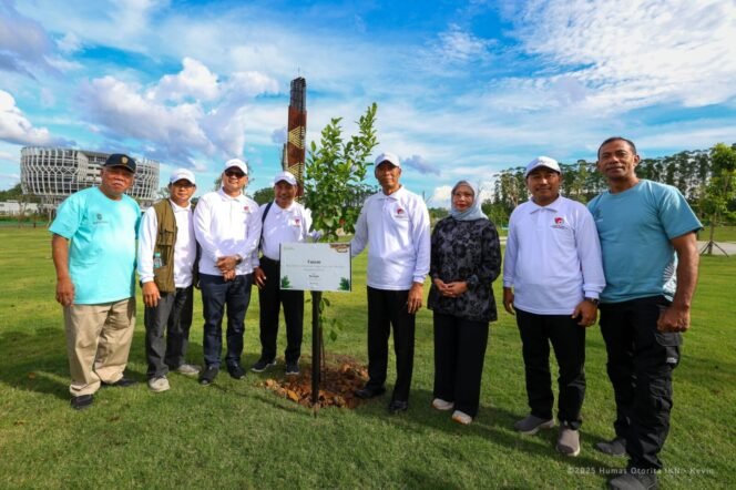 
					Peradaban masa depan tak hanya dibangun oleh beton dan baja, tetapi juga oleh nilai, kesadaran, dan aksi nyata yang tumbuh dari akar. Sabtu lalu (22/06/25) di kawasan Tempat Pengolahan Sampah Terpadu IKN,