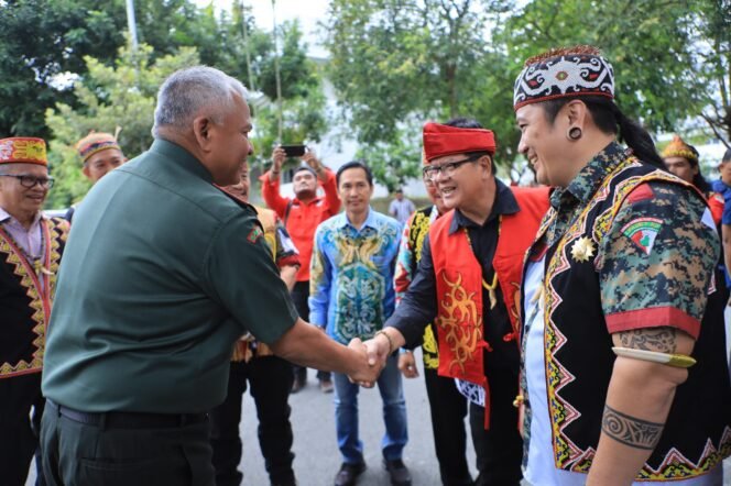 
					Pererat Persaudaraan, Perkuat Komitmen Kebangsaan, Pangdam VI/Mulawarman Bersilaturahmi Bersama Tokoh Adat Dayak