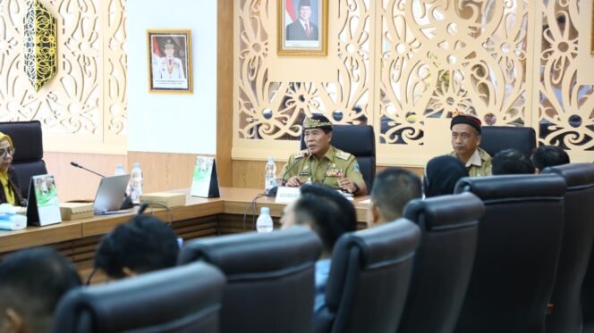 
					PAPARAN : Gubernur Kaltara, Dr. H. Zainal A. Paliwang, S.H., M.Hum menghadiri persentasi rencana pembangunan pabrik minyak goreng kelapa sawit yang digelar diruang Rapat Kantor Gubernur Lantai 4, Selasa, (24/6). 


