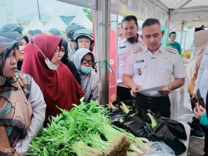 
					Pemerintah Kota Tarakan bersama Perum Bulog Divre Tarakan menggelar pasar murah di Halaman Masjid Al Maarif Tarakan, Kamis (4/6/2025). 