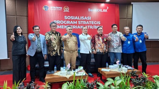 
					Wali Kota Tarakan dr. Khairul menghadiri kegiatan Sosialisasi Program Strategis Kementerian ATR/BPN bekerjasama dengan Anggota DPR RI Deddy Sitorus. Foto: Fokusborneo.com 