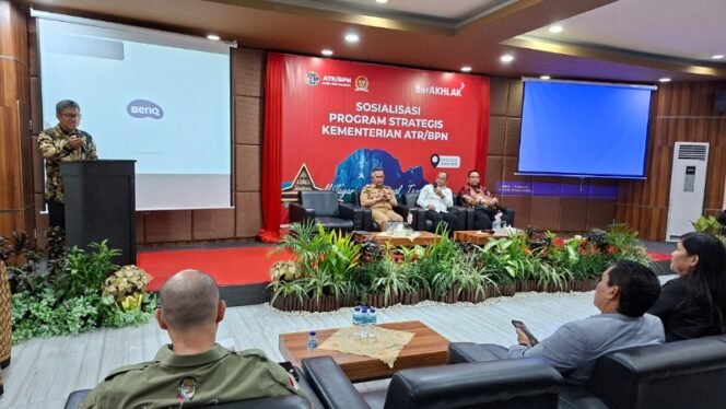 
					Kementerian ATR/BPN bekerjasama dengan Anggota DPR RI Deddy Sitorus gelar Sosialisasi Program Strategis. Foto: Fokusborneo.com.