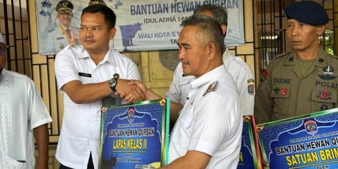 
					Walikota Tarakan Serahkan Sapi Kurban di Lapas Kelas II Tarakan. Foto: ist