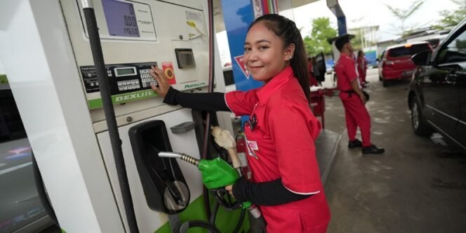 
					Petugas SPBU Sedang Melayani Pembelian BBM Kepada Konsumen. Foto: ist