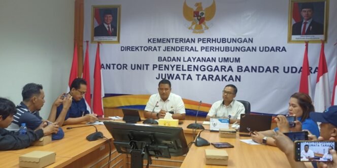 
					Bandara Juwata Tarakan Jelaskan Kondisi Runway Bandara Juwata Tarakan Kepada Awak Media. Foto: fokusborneo.com