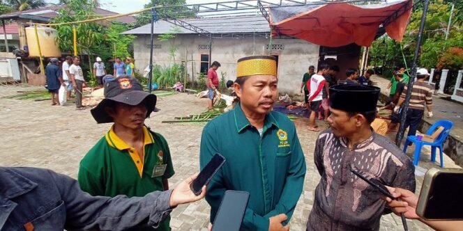 
					H. Aries Didampingi Ketua Takmir Masjid Miftahul Jannah LDII Karang Harapan. Foto: fokusborneo.com