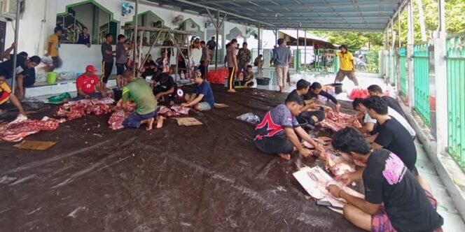 
					Panitia Kurban Polres Tarakan Sedang Menyiapkan Daging Untuk Dibagikan ke Masyarakat. Foto: fokusborneo.com 
