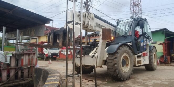 
					Gunakan Alat Berat, Pertamina Sanga-Sanga Field Bersama Masyarakat Berkolaborasi Bersihkan Drainase. Foto: ist