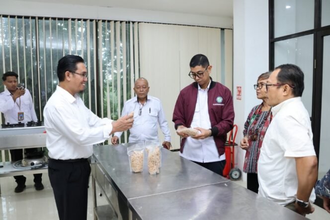 
					Rektor UBT Prof. Dr. Yahya Ahmad Zein buka Pelatihan Teknologi Pengolahan Rumput Laut di STP. Foto: ist