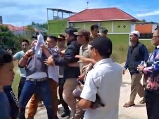 Ketua Komisi I DPRD Kota Tarakan Adyansa berusaha melerai sesama warga yang saling baku hantam. Foto: ist