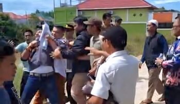 Ketua Komisi I DPRD Kota Tarakan Adyansa berusaha melerai sesama warga yang saling baku hantam. Foto: ist