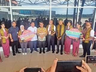 Walikota Tarakan Khairul Bersama Kepala Bandara Juwata Tarakan Bambang Hartato Menyambut Kedatangan Pesawat Lion Air Rute Tarakan - Jogyakarta (PP). Foto: fokusborneo.com