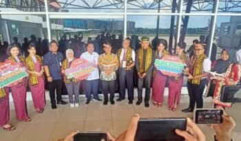 Walikota Tarakan Khairul Bersama Kepala Bandara Juwata Tarakan Bambang Hartato Menyambut Kedatangan Pesawat Lion Air Rute Tarakan - Jogyakarta (PP). Foto: fokusborneo.com