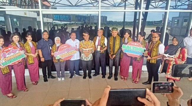 Walikota Tarakan Khairul Bersama Kepala Bandara Juwata Tarakan Bambang Hartato Menyambut Kedatangan Pesawat Lion Air Rute Tarakan - Jogyakarta (PP). Foto: fokusborneo.com