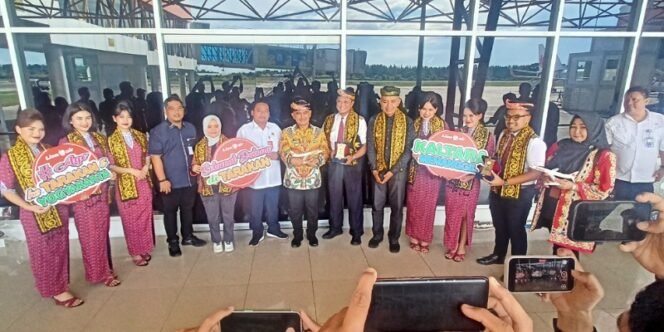 
					Walikota Tarakan Khairul Bersama Kepala Bandara Juwata Tarakan Bambang Hartato Menyambut Kedatangan Pesawat Lion Air Rute Tarakan - Jogyakarta (PP). Foto: fokusborneo.com