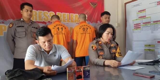 
					Kapolsek Tarakan Timur Didampingi Kanit Reskrim Gelar Press Release Pengungkapan Kasus Pencurian Rokok. Foto: fokusborneo.com