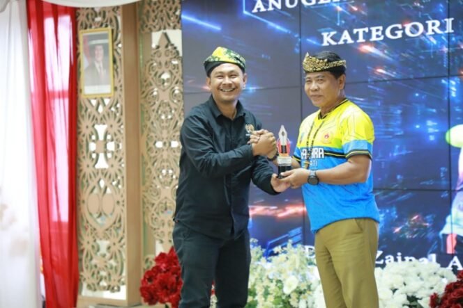 
					Ketua SIWO Kaltara Eliazar serahkan penghargaan kepada Gubernur Kaltara Zainal Paliwang. Foto : ist