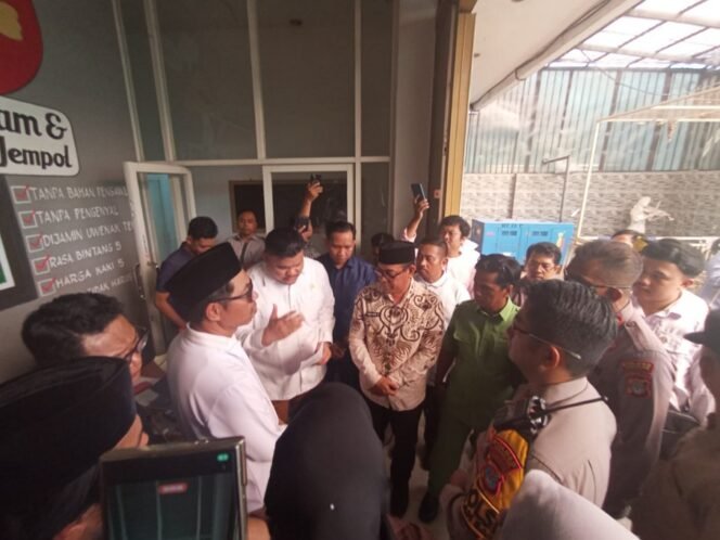 
					Wawali bersama Komisi I dan Disnaker sidak ke perusahaan di duga menahan ijasah pekerjanya. Foto: ist