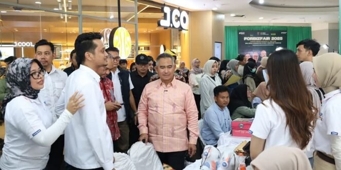 
					Walikota Tarakan Bersama Ketua BPD HIPMI Kaltara Meninjau Kegiatan Job Fair di Lantai Dasar Tarakan Mall. Foto: Humpro Tarakan