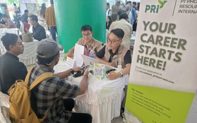 
					Manajemen PT PRI Membuka Stand Lowongan Pekerjaan di Job Fair 2025. Foto: ist