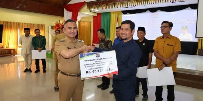 
					Walikota Tarakan Menyerahkan Simbolis Bantuan Keuangan kepada Salah Satu Parpol. Foto: Humpro Tarakan