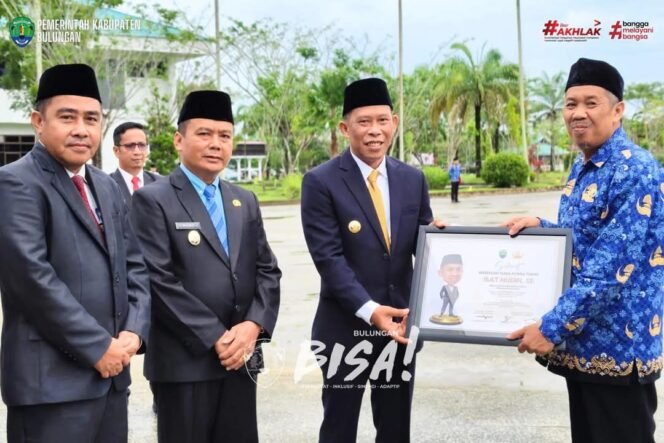 
					 Bupati Bulungan, Syarwani, S.Pd., memimpin Upacara Peringatan Hari Lahir Pancasila 1 Juni di halaman Kantor Bupati pada Senin (2/6/2025).