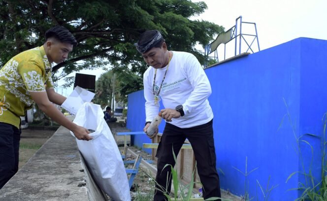 
					Polusi plastik bukan lagi isu masa depan, melainkan krisis yang tengah hadapi saat ini. Hal ini disampaikan Gubernur Kalimantan Utara (Kaltara) Dr. H. Zainal A. Paliwang, S.H., M.Hum pada peringatan Hari Lingkungan Hidup Sedunia (HLH) 2025, dilangsungkan di Tugu Cinta Damai, Kamis (05/06/2025) pagi. 
