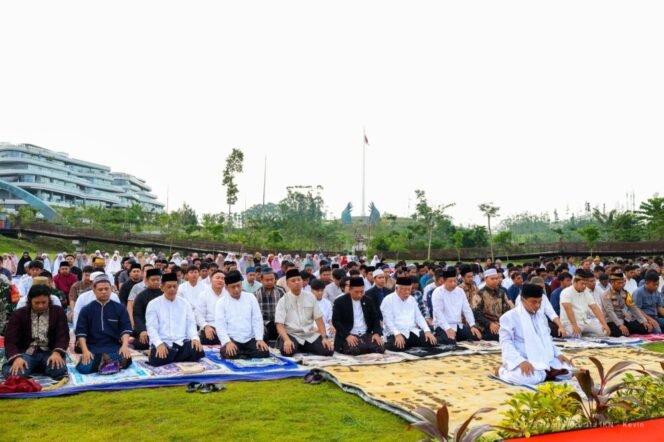 
					Sholat Iduladha 1446 H yang jatuh pada Jumat, 6 Juni 2025, berlangsung khidmat di kawasan Sentra Massa, Kawasan Inti Pusat Pemerintahan (KIPP), Ibu Kota Nusantara. Sekitar 700 jemaah hadir dalam pelaksanaan ibadah ini, termasuk para pegawai Otorita IKN, pekerja pembangunan, dan masyarakat sekitar, termasuk dari Balikpapan.